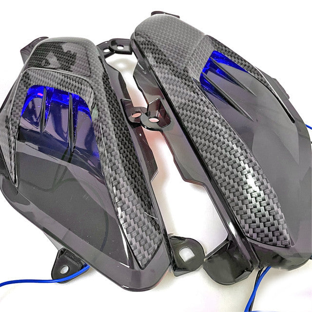 Lampe latérale NMAX155 refaite avec décoration en fibre de carbone LED