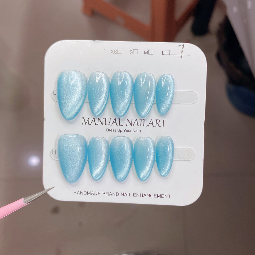 Conseils d'art sur ongles de gel appliqués à la main pour le séchage UVLED