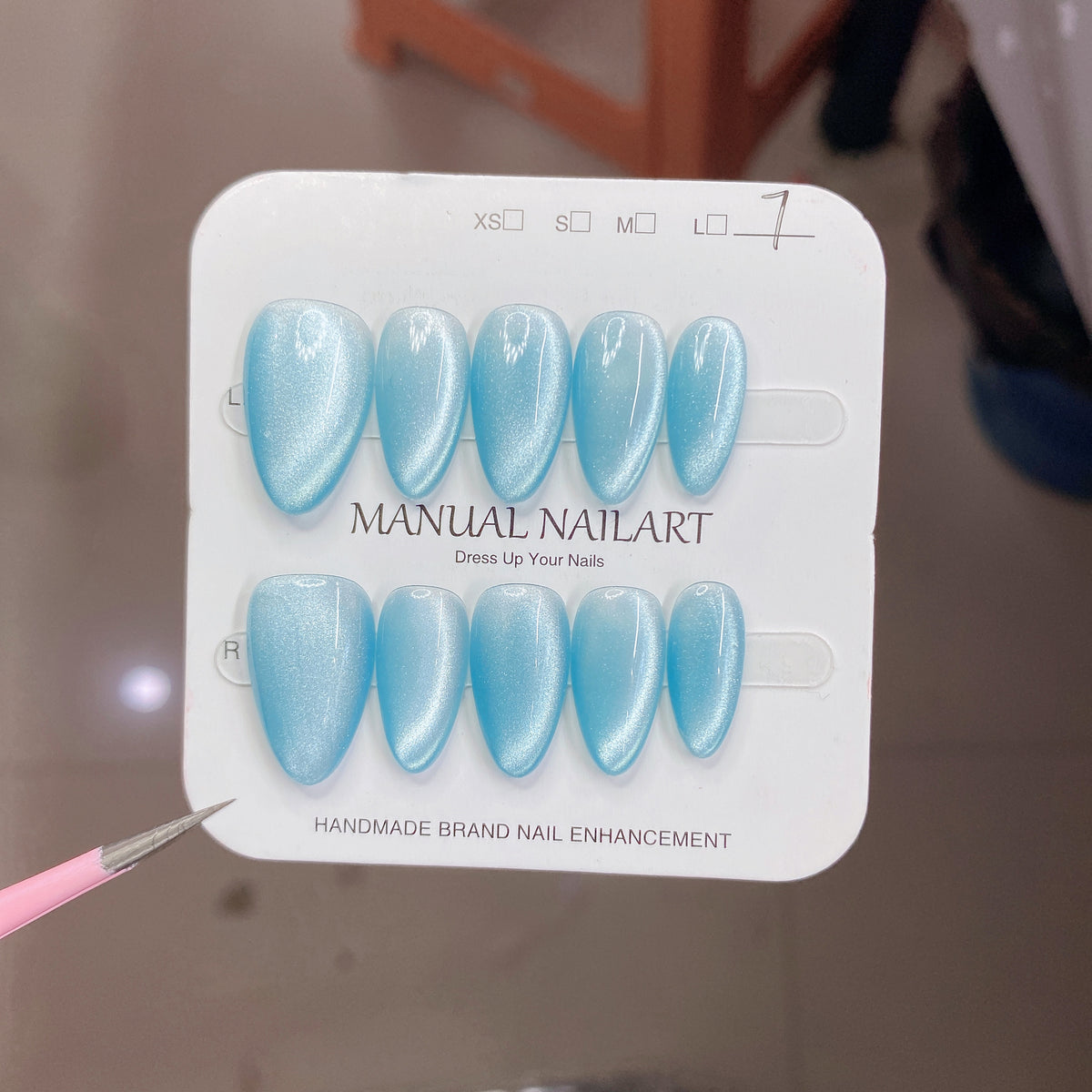 Conseils d'art sur ongles de gel appliqués à la main pour le séchage UVLED