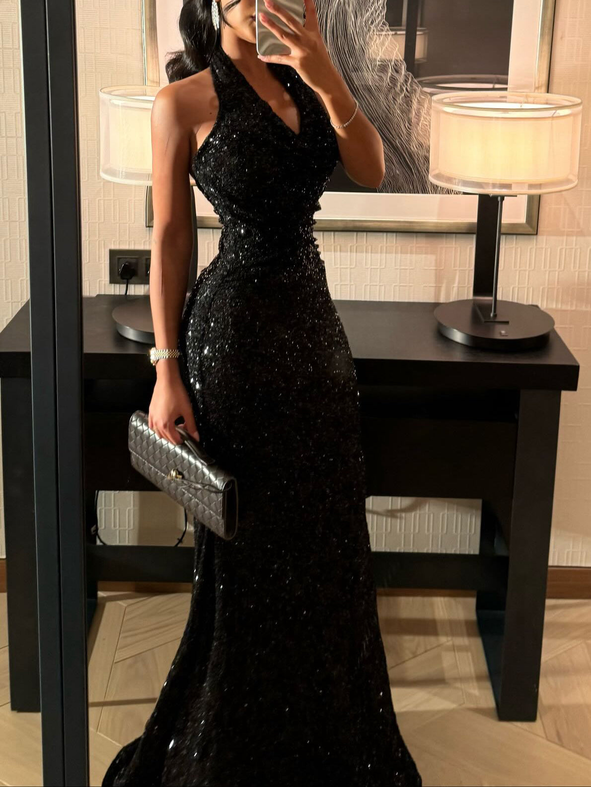 Noir Sequin Halter Neck Sirmaid Gown avec détails de mousseux