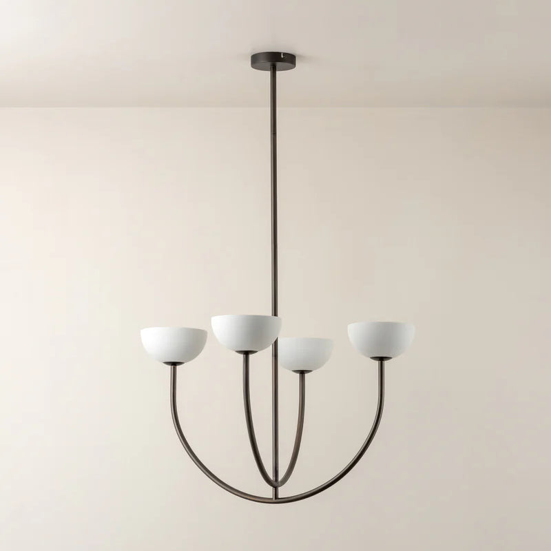 Élégant chandelier haut de gamme avec quatre lampadaires blancs