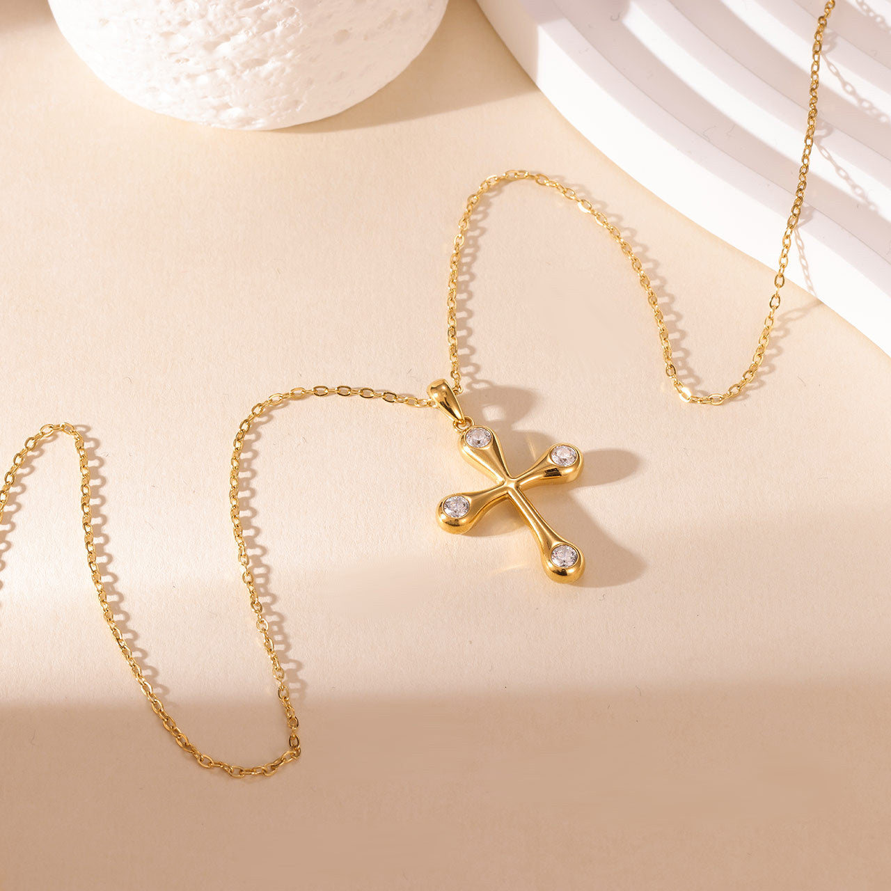Collier Cross pour femmes sophistiquées polyvalentes et subtilement luxueuses