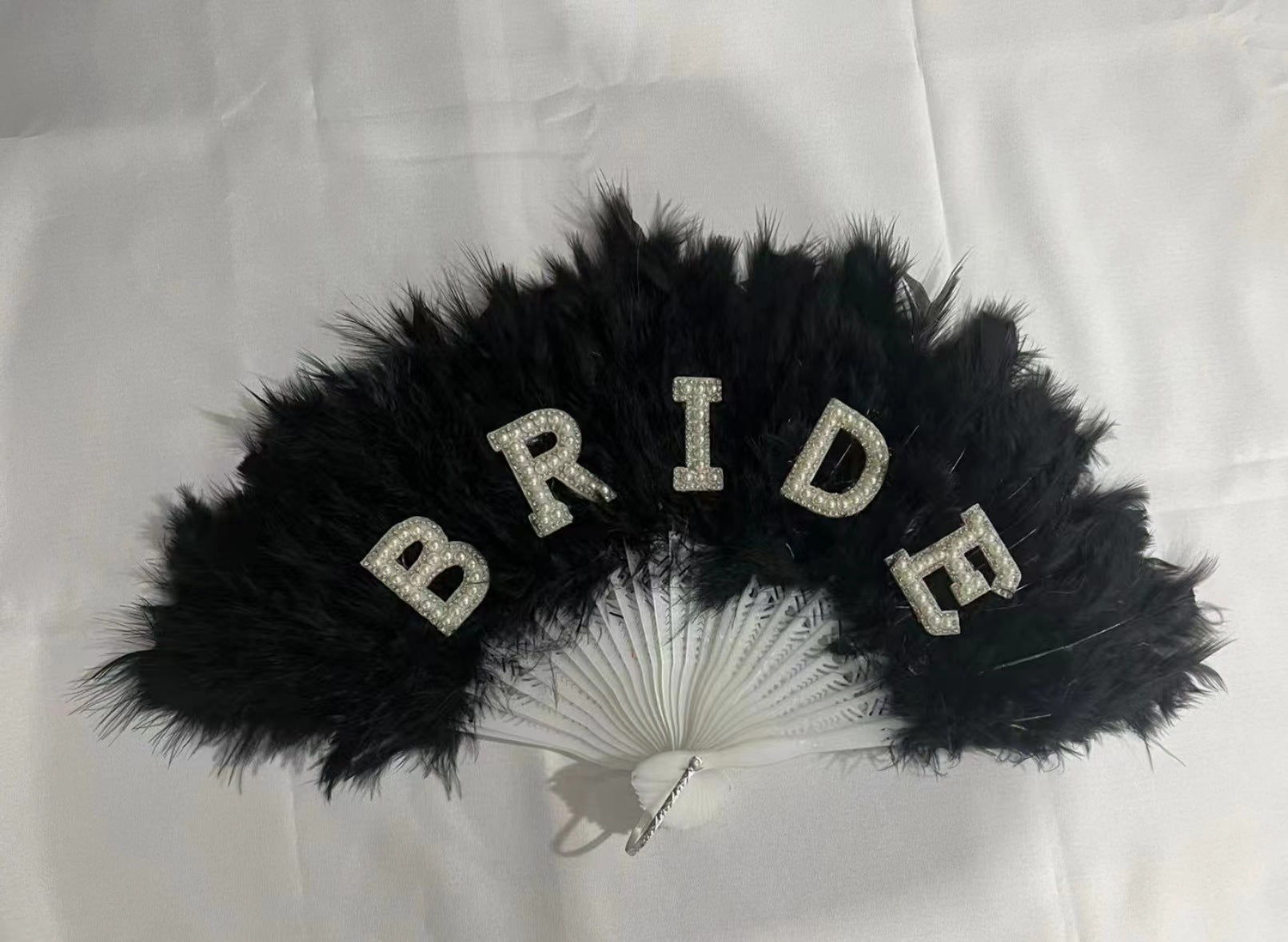 Éventail pliant décoratif en plume de mariée blanche perle