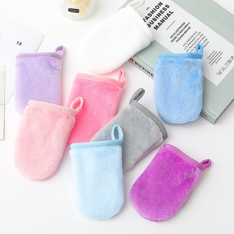 Nettoyer les cots du doigt maquillage faciale enlèvement des gants