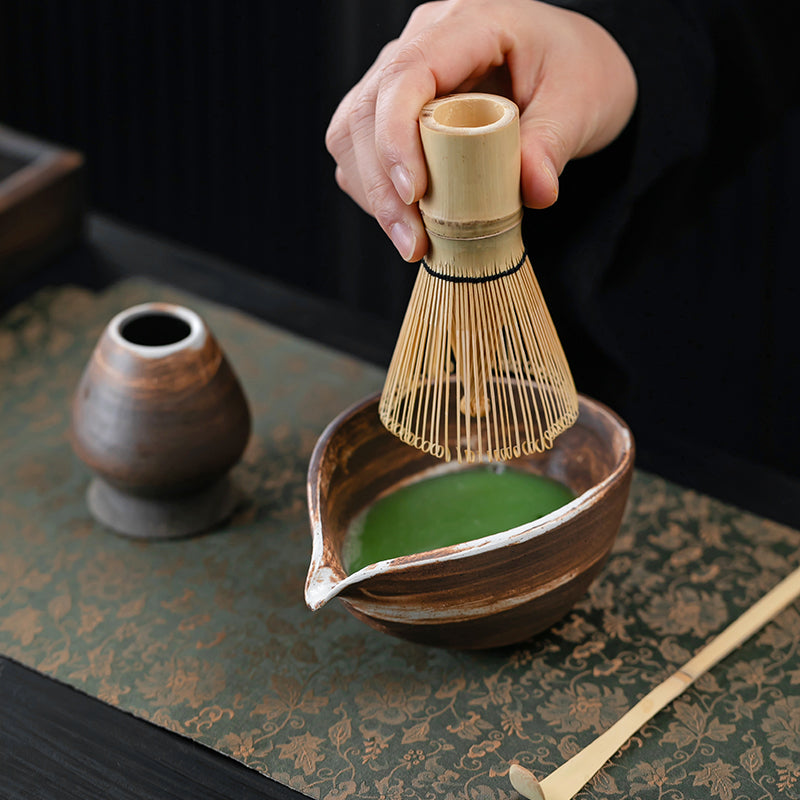 Ensemble de thé pour faire le matcha avec la poterie grossière