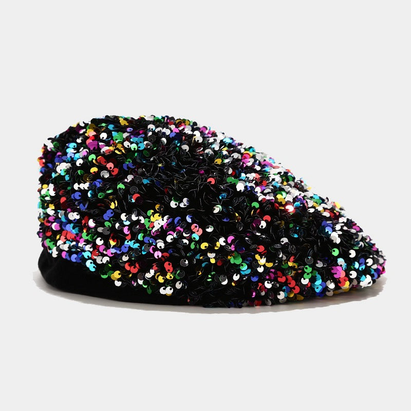 La belle dame colorée pailletée tendance et cool est adapté pour assister aux banquets