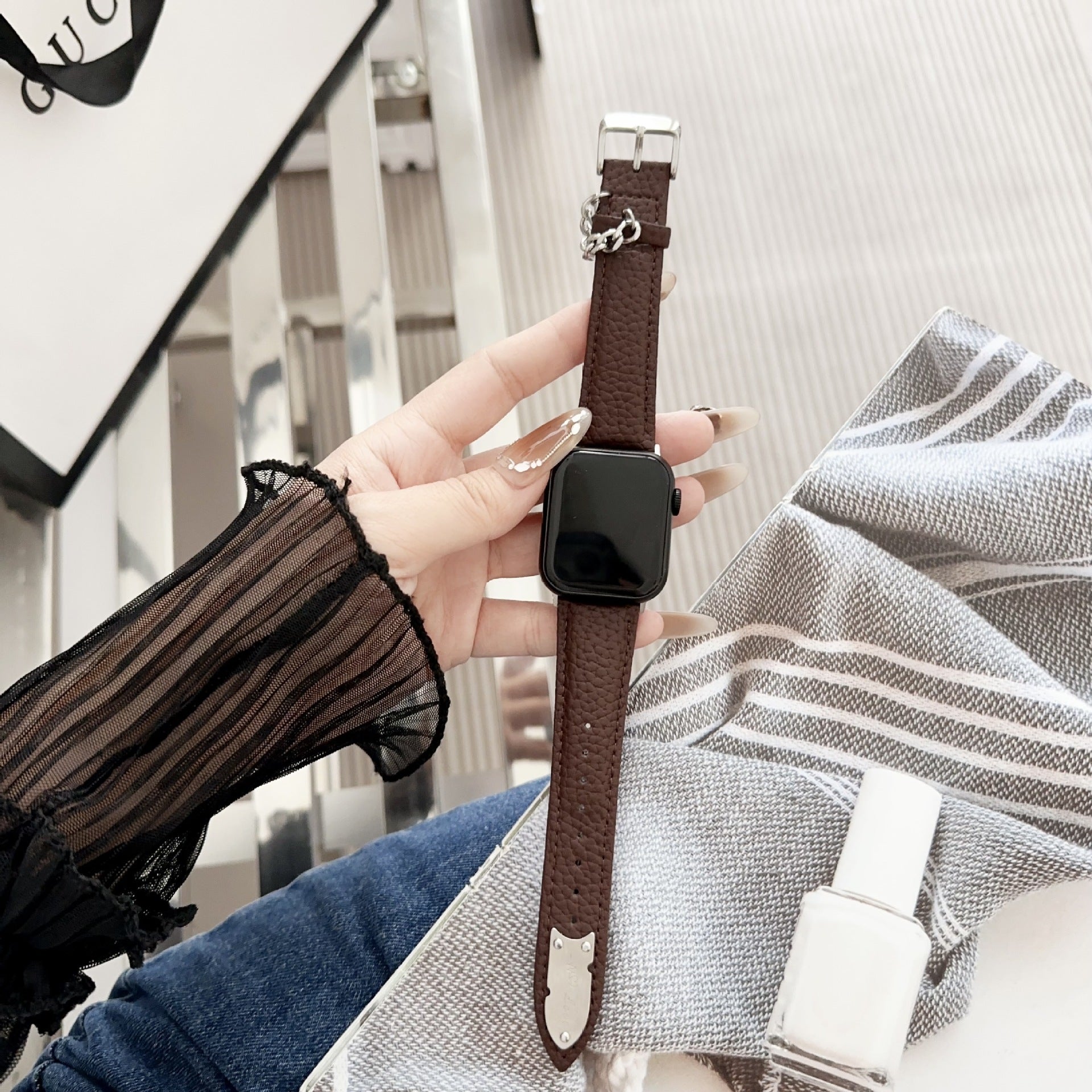 Convient pour les chaînes de montres avec cuir véritable avec un grain litchi et un insert en acier