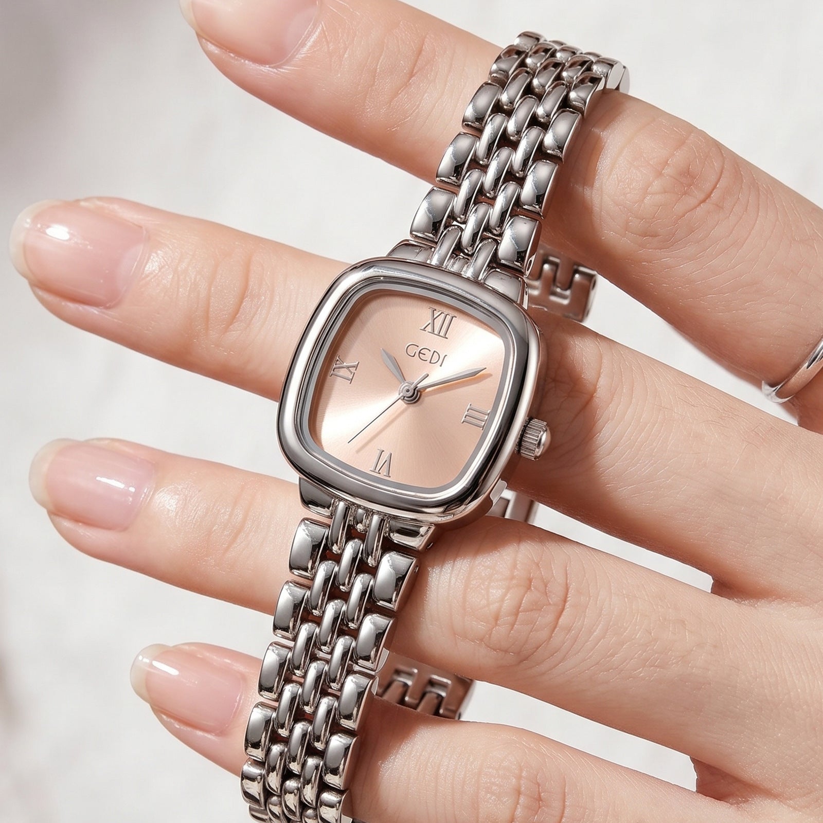 Montre de robe de quartz femme de style niche