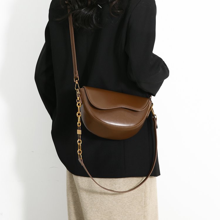 Petit sac à épaule carré minimaliste Saddle
