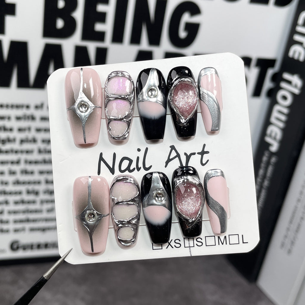 Conseils faits à la main pour les ongles de longueur moyenne