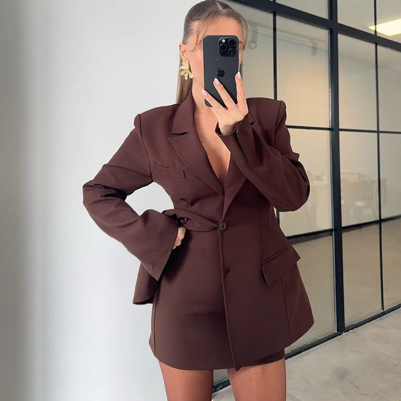 Veste courte féminine élégante avec une poche de lapel et des manches longues