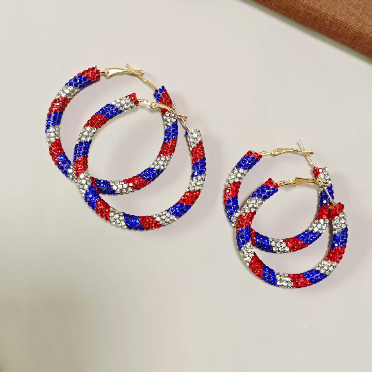 Boucles d'oreilles en forme de boucles d'enroulement entièrement diamantées