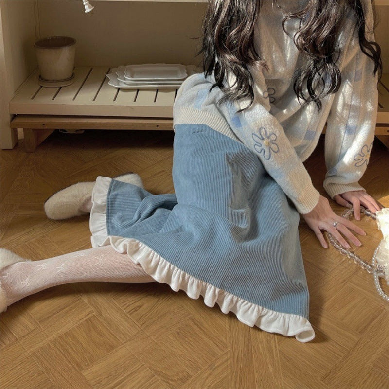 Une femme portant un chandail avec un haut de base