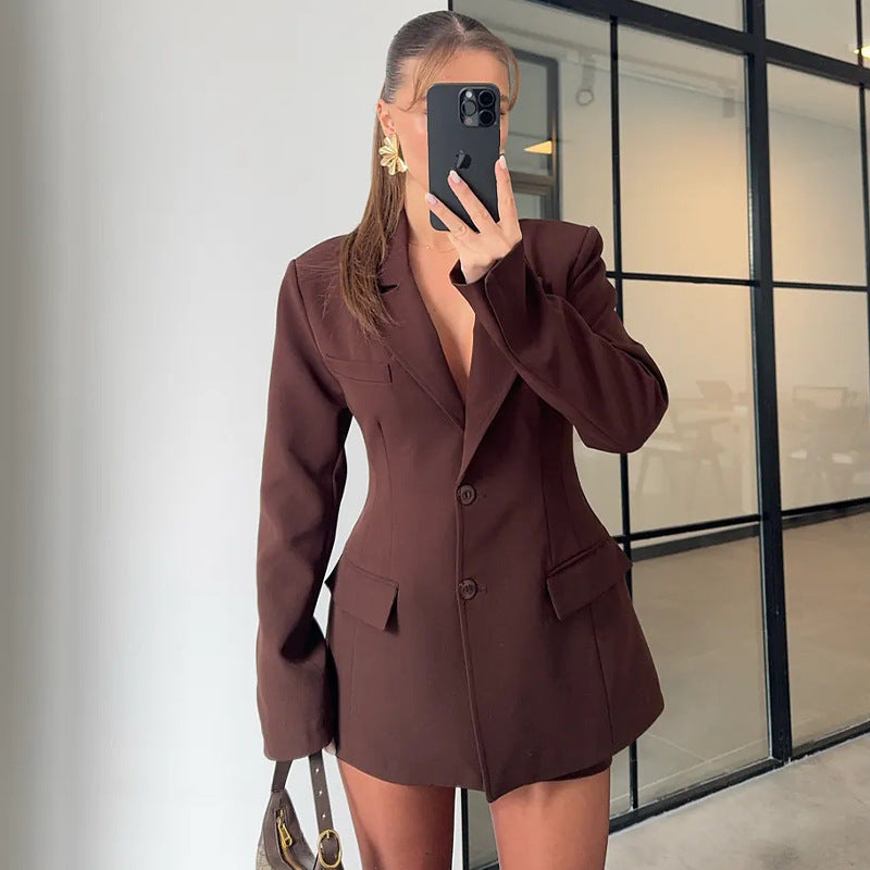 Veste courte féminine élégante avec une poche de lapel et des manches longues