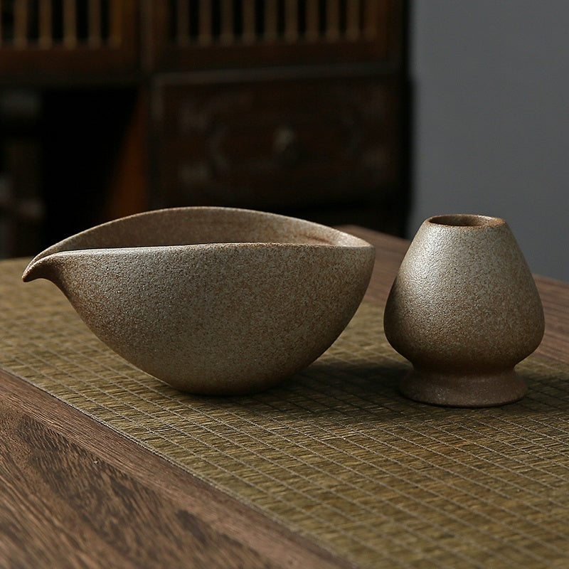 Ensemble de thé pour faire le matcha avec la poterie grossière