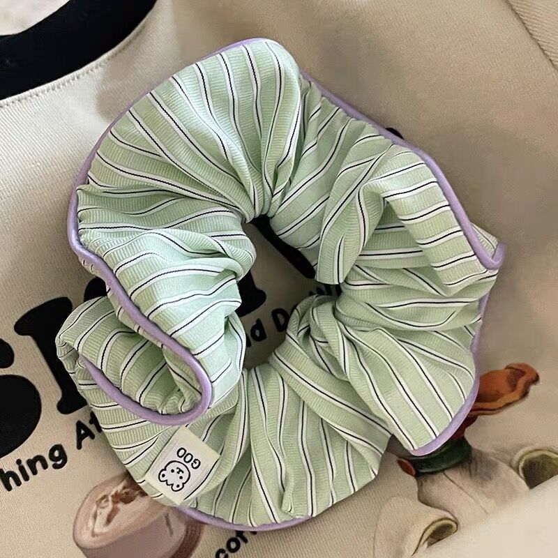 Accessoire à cheveux à rayures contrastées couleur crème avec un doux petit ours Designa Chic Scrunc