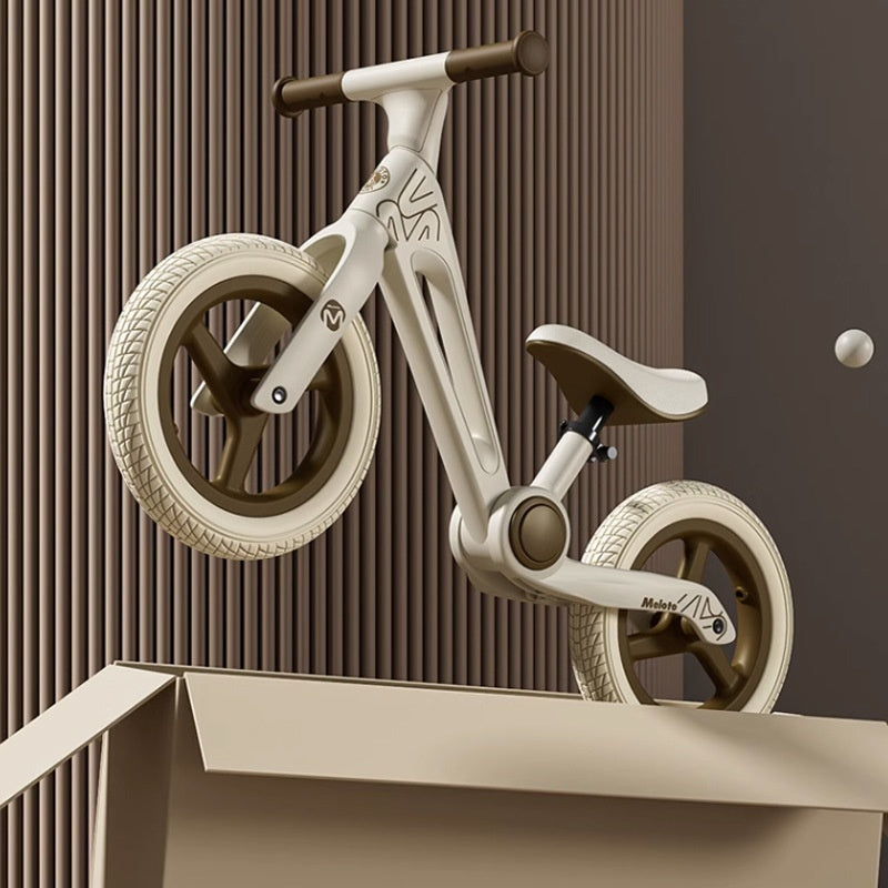 Four-wheel pedal-less children's balance bike