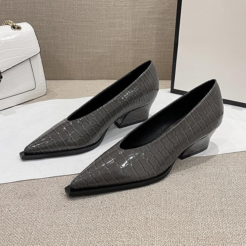 Chaussure en cuir verni pointue noir d'orteil V
