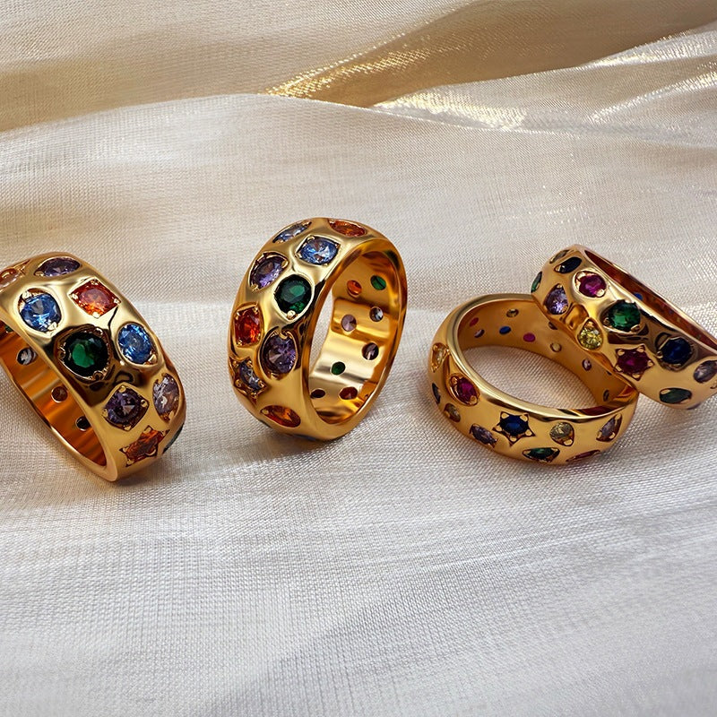Anneau de femmes avec des zircons colorés