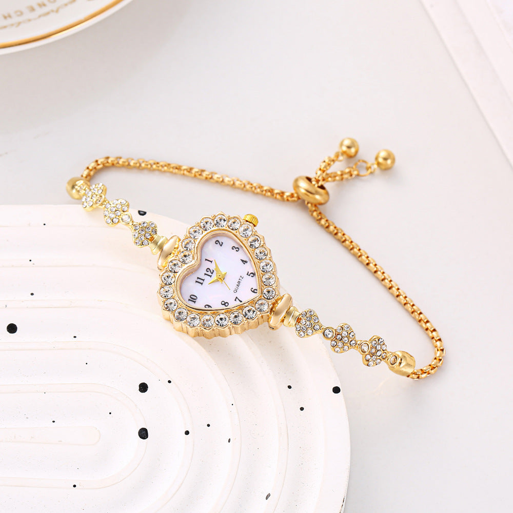 Montres pour femmes avec un design de coeur délicatement adapté au diamant