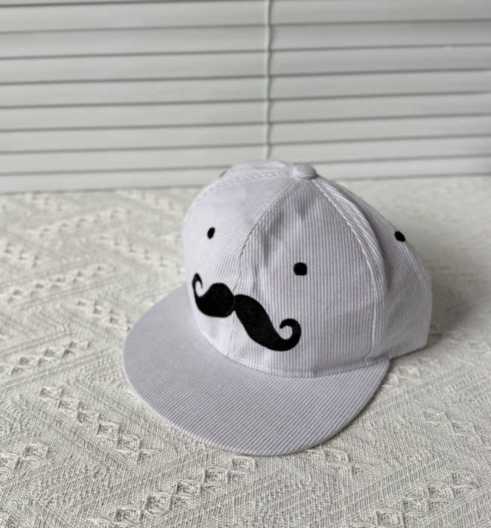 Été hommes et femmes matching fine bande Mustache mignon lettre décorée Brim Casual S