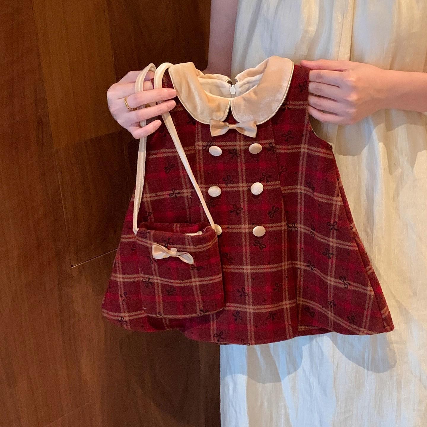 Robe de festive rouge à bord de velours