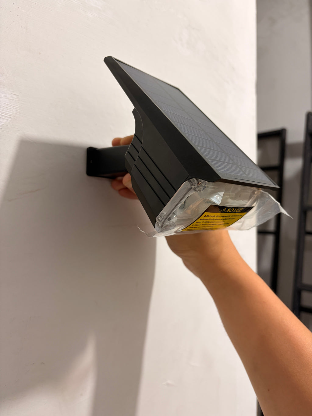 Lampe de faisceau solaire avec deux fonctions de surveillance installées