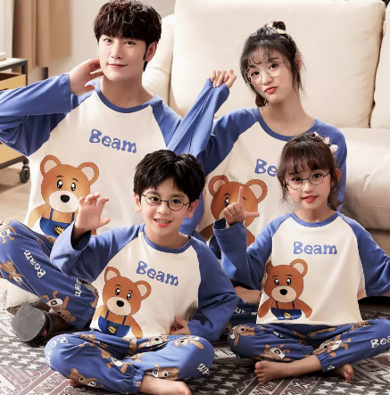 Une famille de trois ou quatre ensemble de pyjamas de coton à manches longues