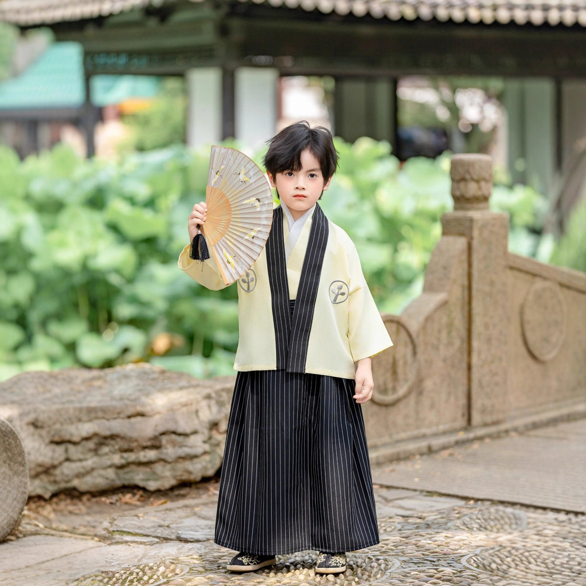 Ensemble kimono jaune de style japonais pour enfants