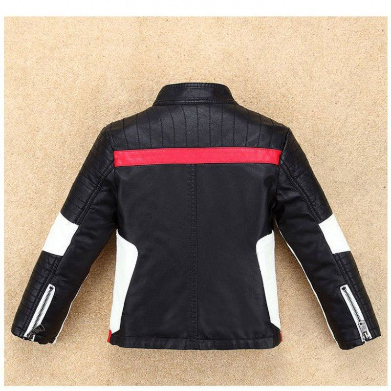 La veste en cuir épais de garçon est belle