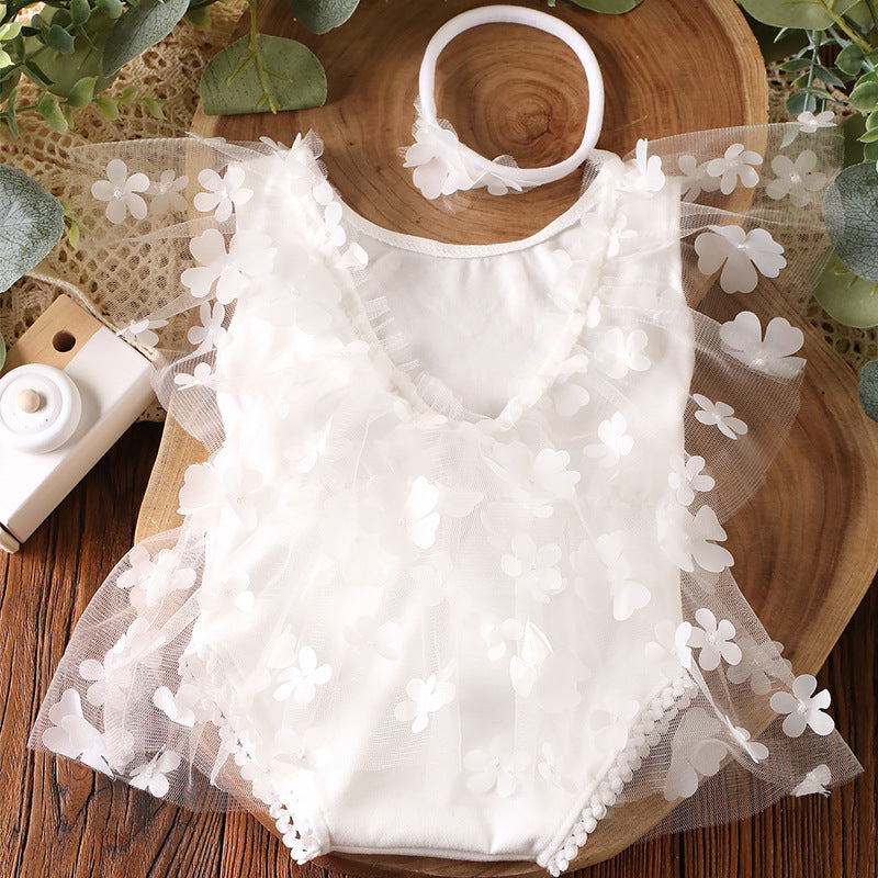 Robe en une seule pièce de dentelle blanche à patron floral nouveau-né