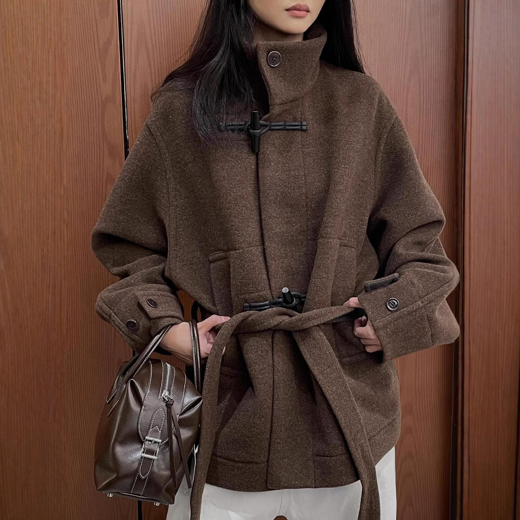 Manteau à col élevé pour femmes avec fermeture de bouton Horn