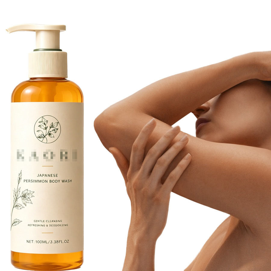 Une douce mousse finement texturée qui nettoie la peau la laissant hydratée et exempte de