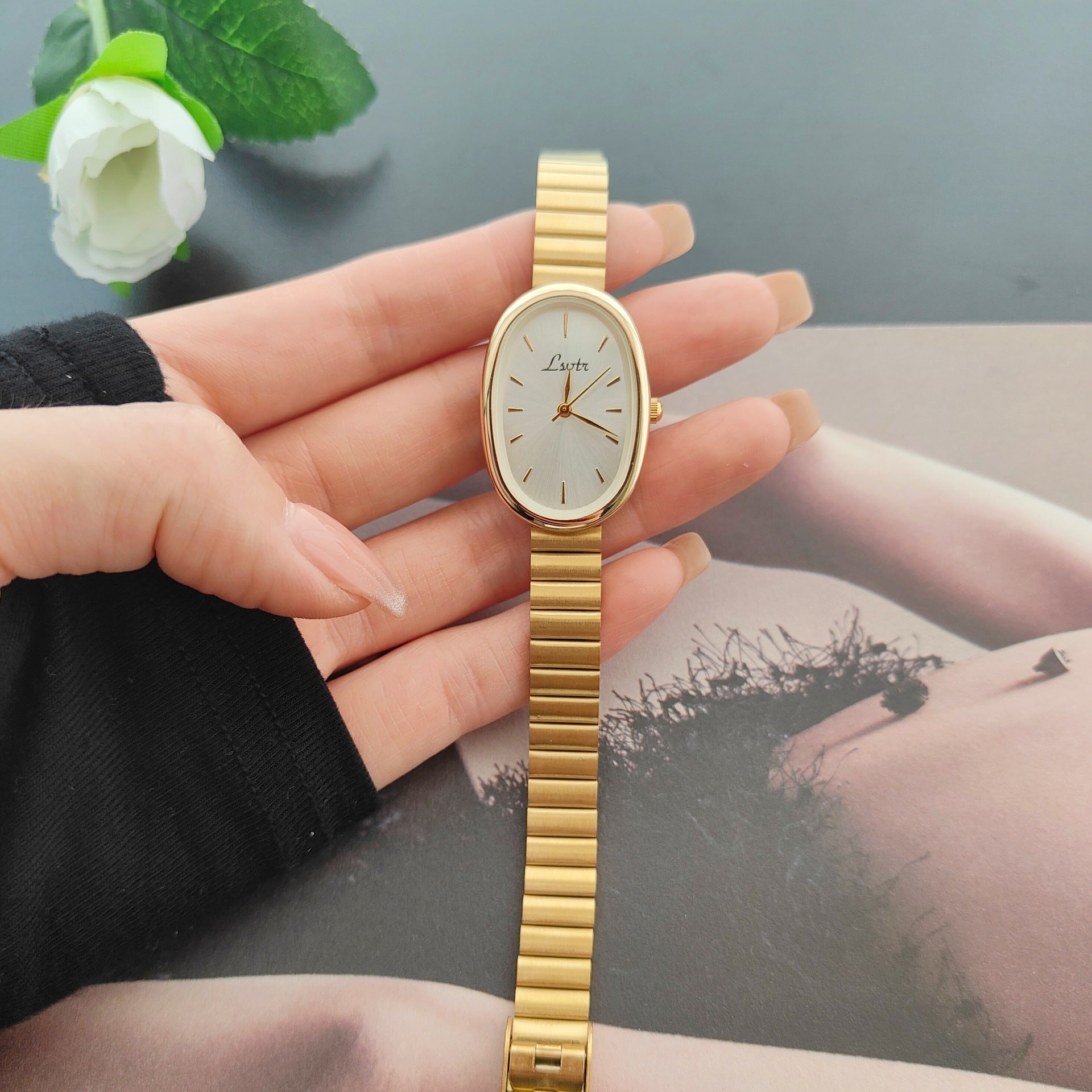 Ceinture en acier Quartz Golden Mi-ancient Niche Advanced Fashion Best-seller Montre