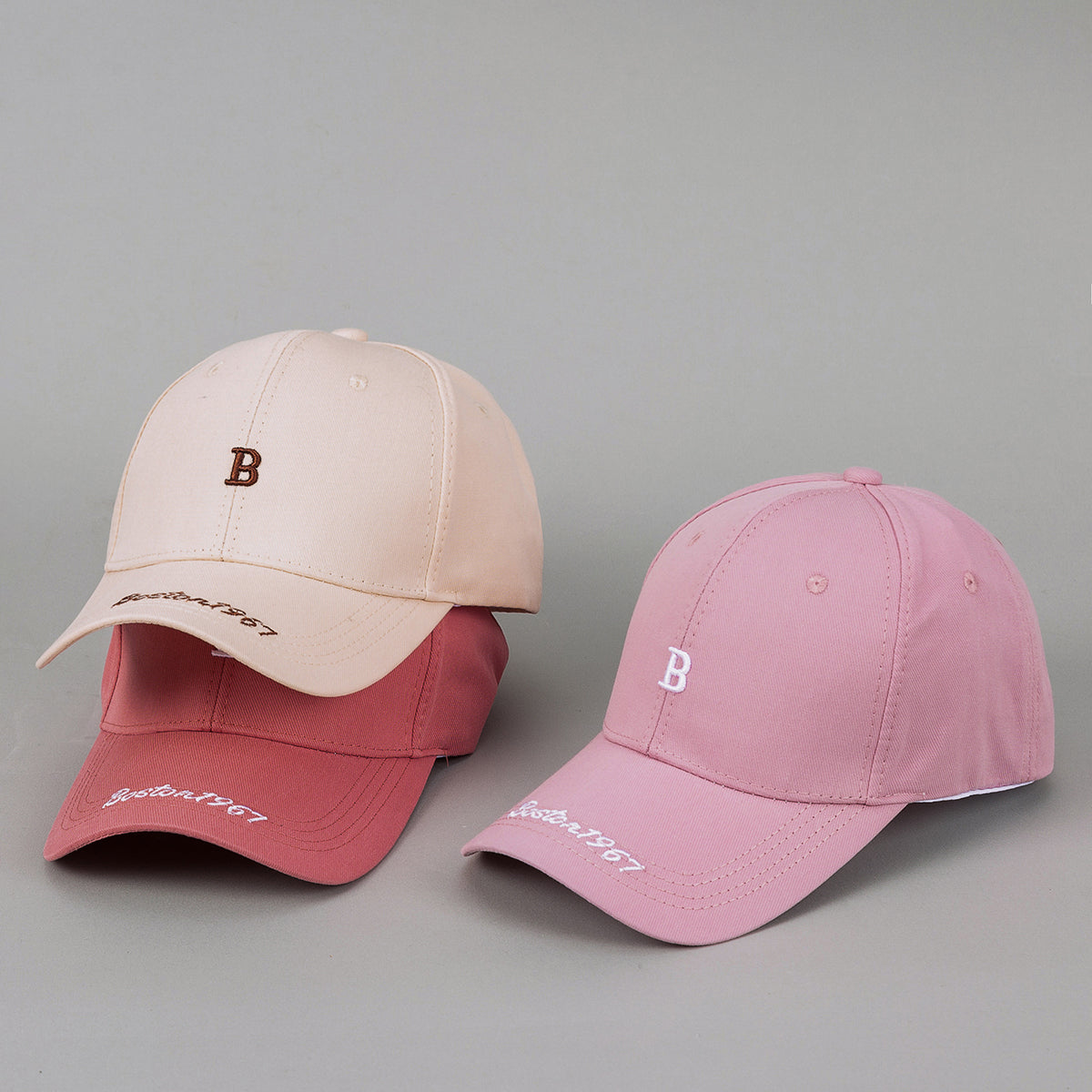 Casquette de baseball brodée hommes et femmes avec un design élégant et simple.