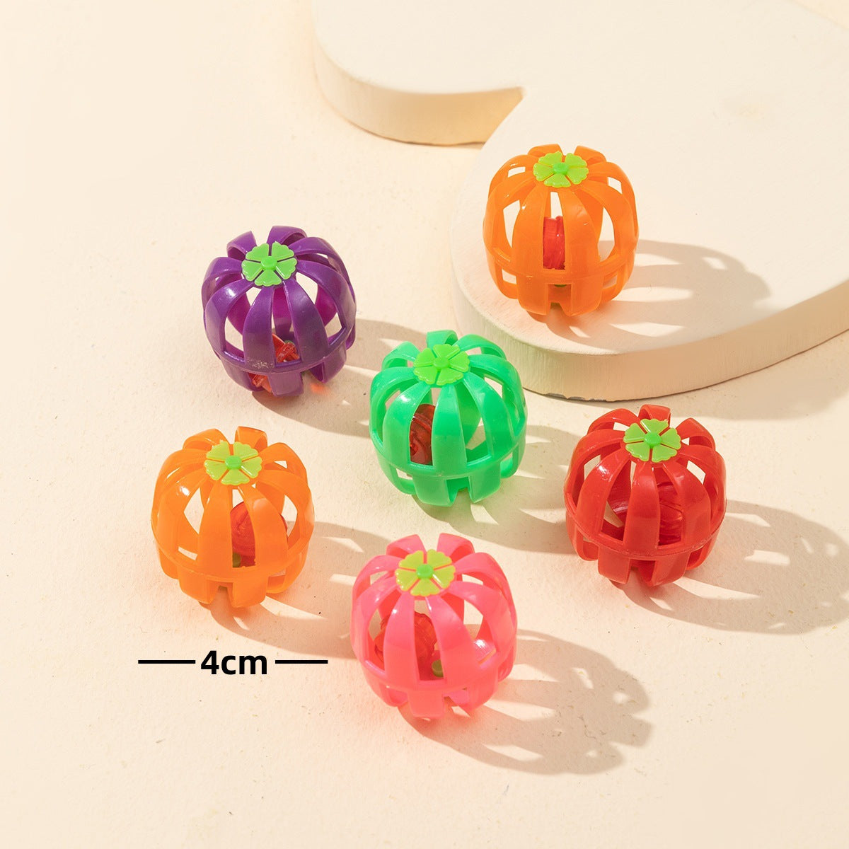 Balle de teasing de chat en plastique coloré Mesh Hollow Sound
