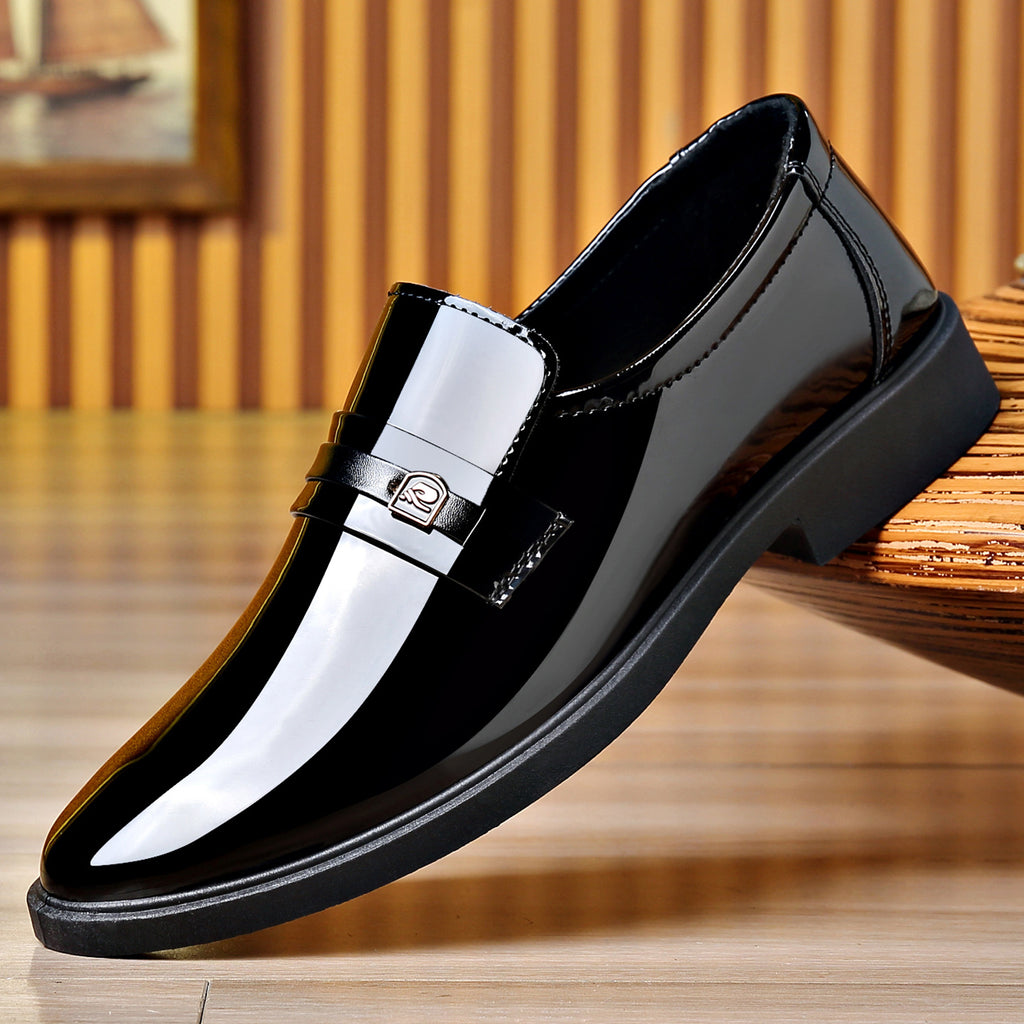 Robe Chaussures en cuir avec un miroir comme Slip sur le design