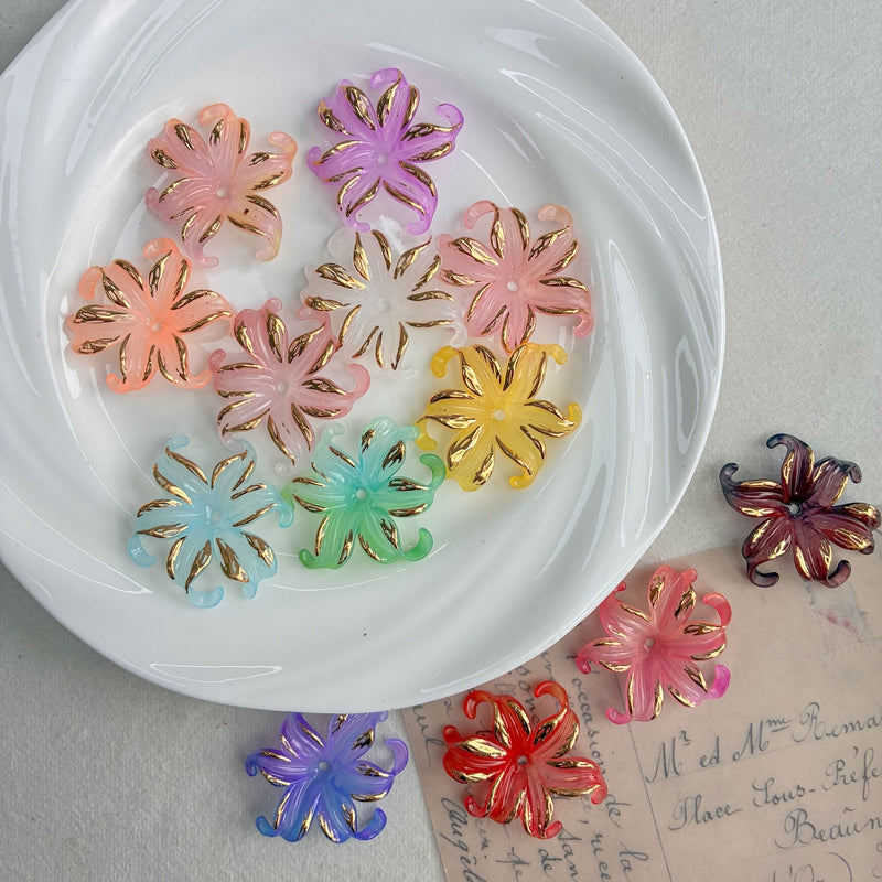 Charms de fleurs d'iris acrylique dorés à deux tons