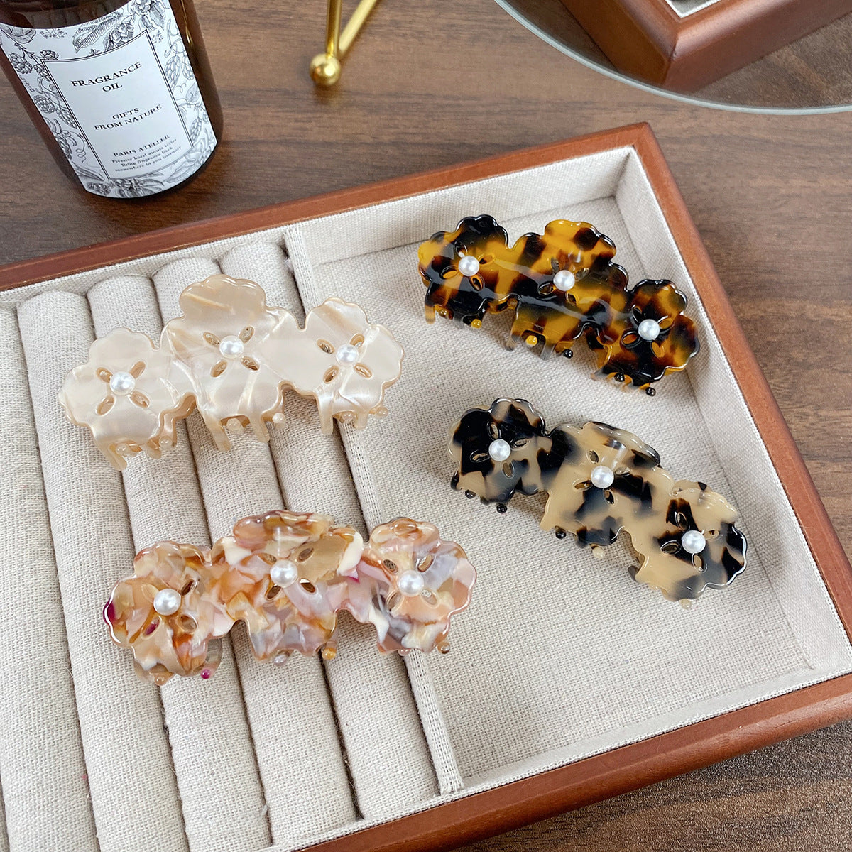 Beau Clover Acetate Grip Pearl Dopamine Temperament Personality Shark Clip Simple Et