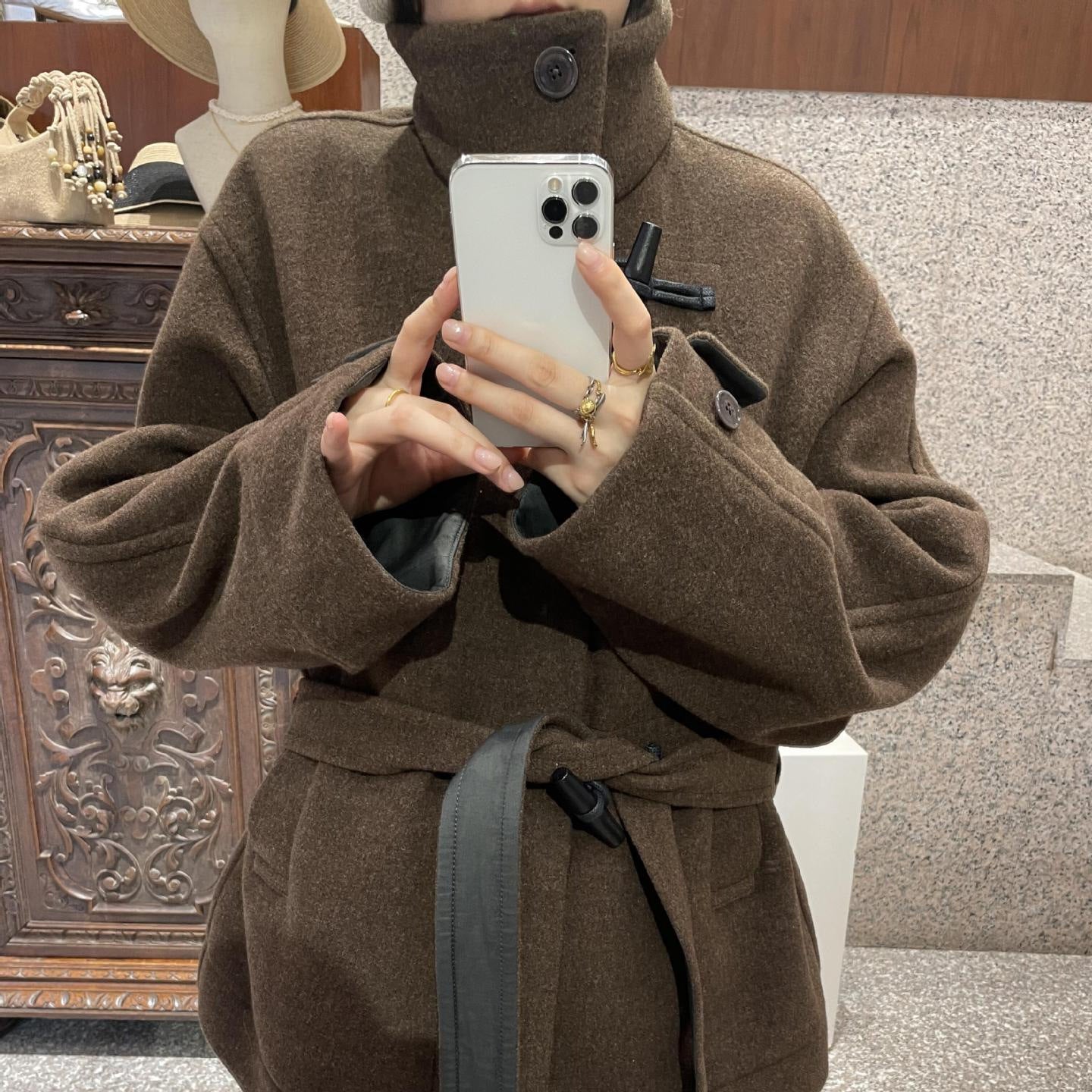 Manteau à col élevé pour femmes avec fermeture de bouton Horn