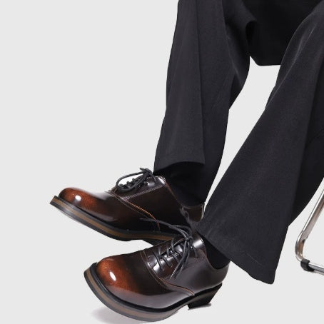 Hommes chaussures en cuir deux tons épais sont parfaits pour les deux occasionnels et d'usure