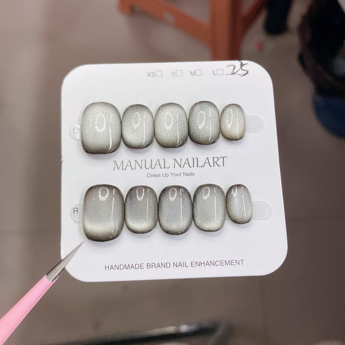 Conseils d'art sur ongles de gel appliqués à la main pour le séchage UVLED