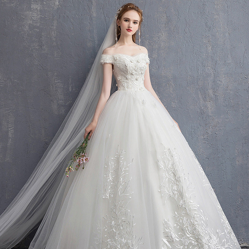 La mariée à une épaule était mince