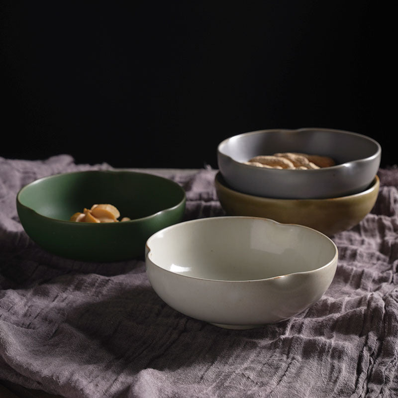 Vieux bols de riz faits main avec des plats en céramique créative de dentelle