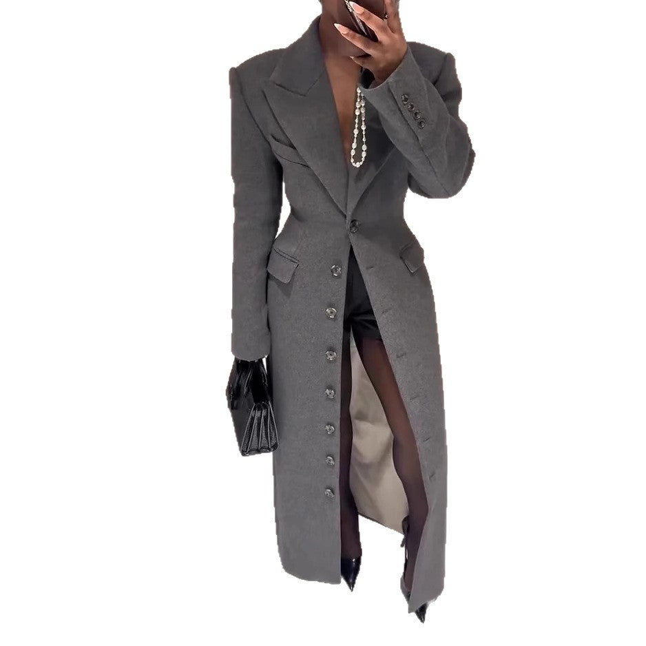 Manteau long stylisé gris uniforme