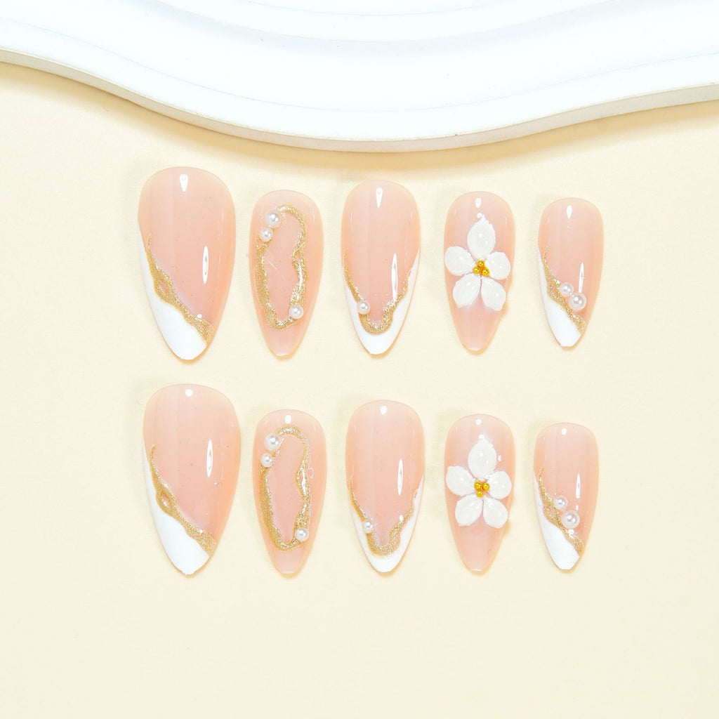 Les ongles artificiels de style français blanc avec bandes d'or et design floral