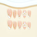 Les ongles artificiels de style français blanc avec bandes d'or et design floral