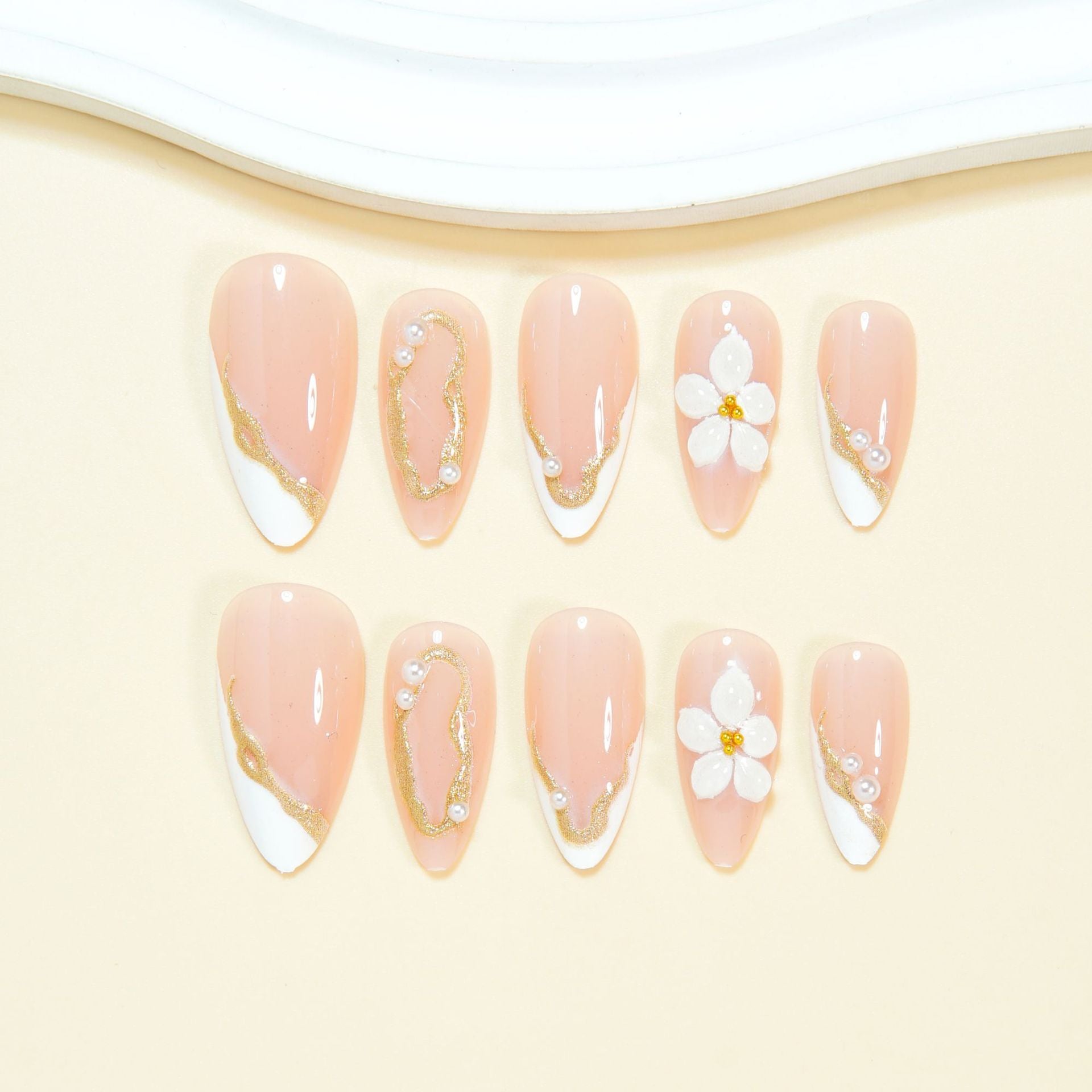 Les ongles artificiels de style français blanc avec bandes d'or et design floral