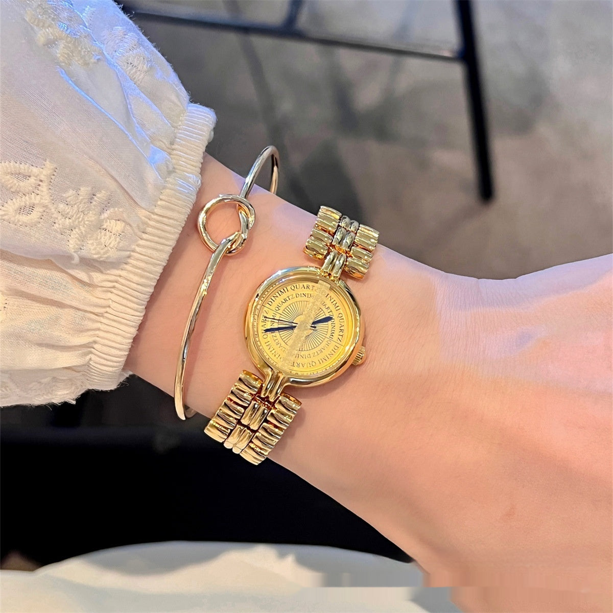 La montre en chaîne d'or évoluée mi-ancifique de luxe et de simplicité