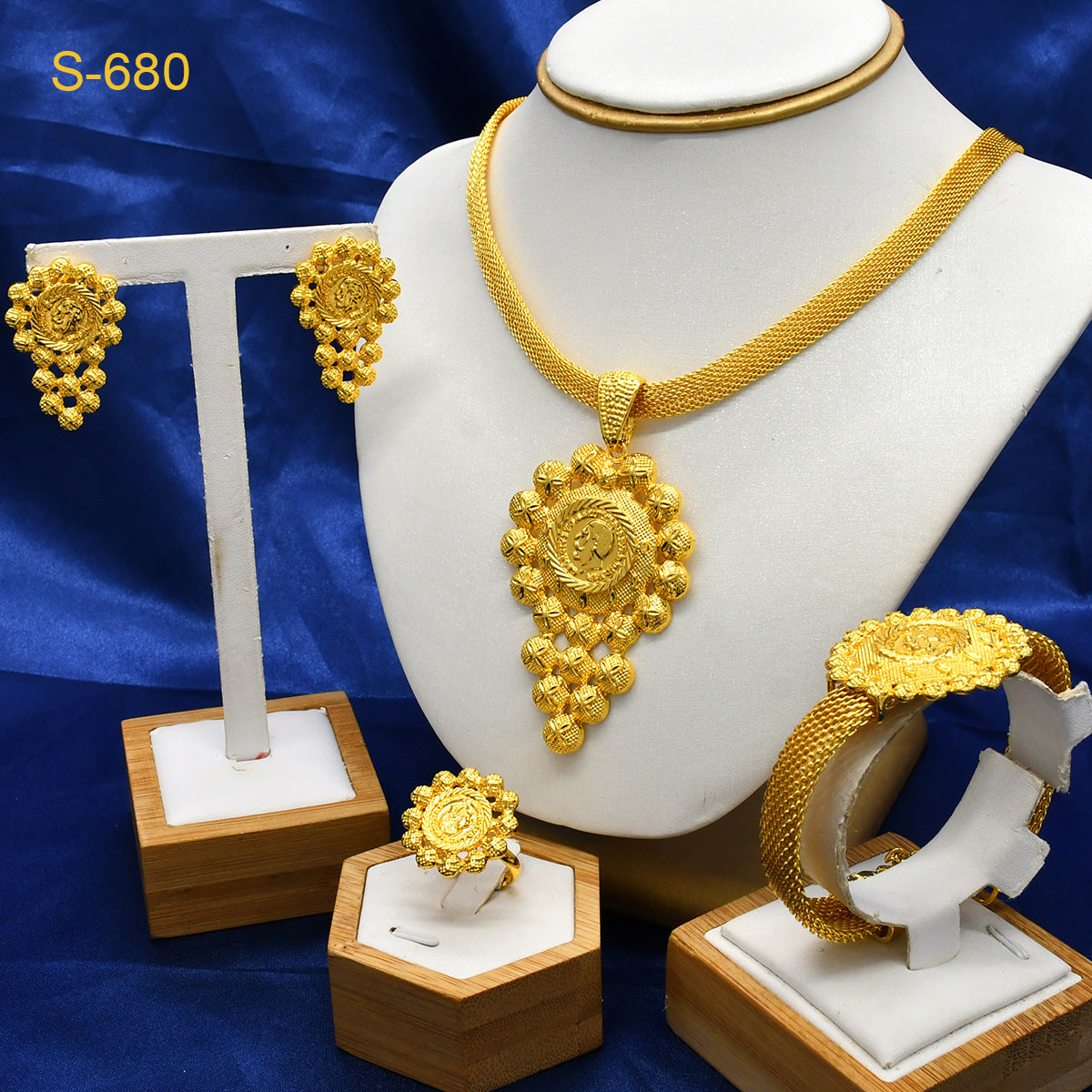 European and American Fashion Collier Boucles d'oreille Bracelet de quatre pièces